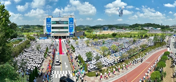 80000-members-of-the-Shincheonji-Church-of-Jesus-gathered-for-Sunday-service-astonishes-Cheongju-South-Korea-e1725952088359